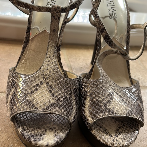 Excellent condition; worn once ; - Picture 4 of 7